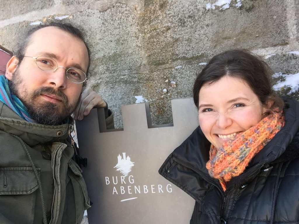 Lisa Hübner und Michael Kirschner entwickeln partizipative Ausstellungen, aktuell rund um das Feuertanz-Festival auf Burg Abenberg.